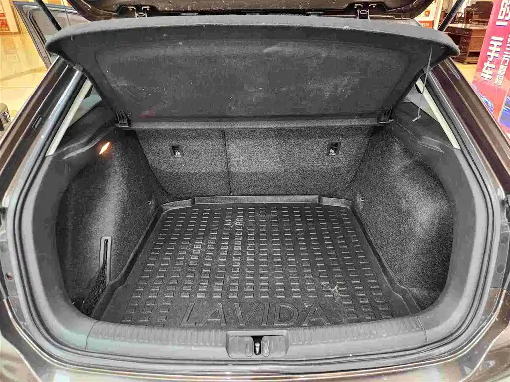 Volkswagen Lavida Tour 2015 1.6L Automatic Comfort Edition фото 14