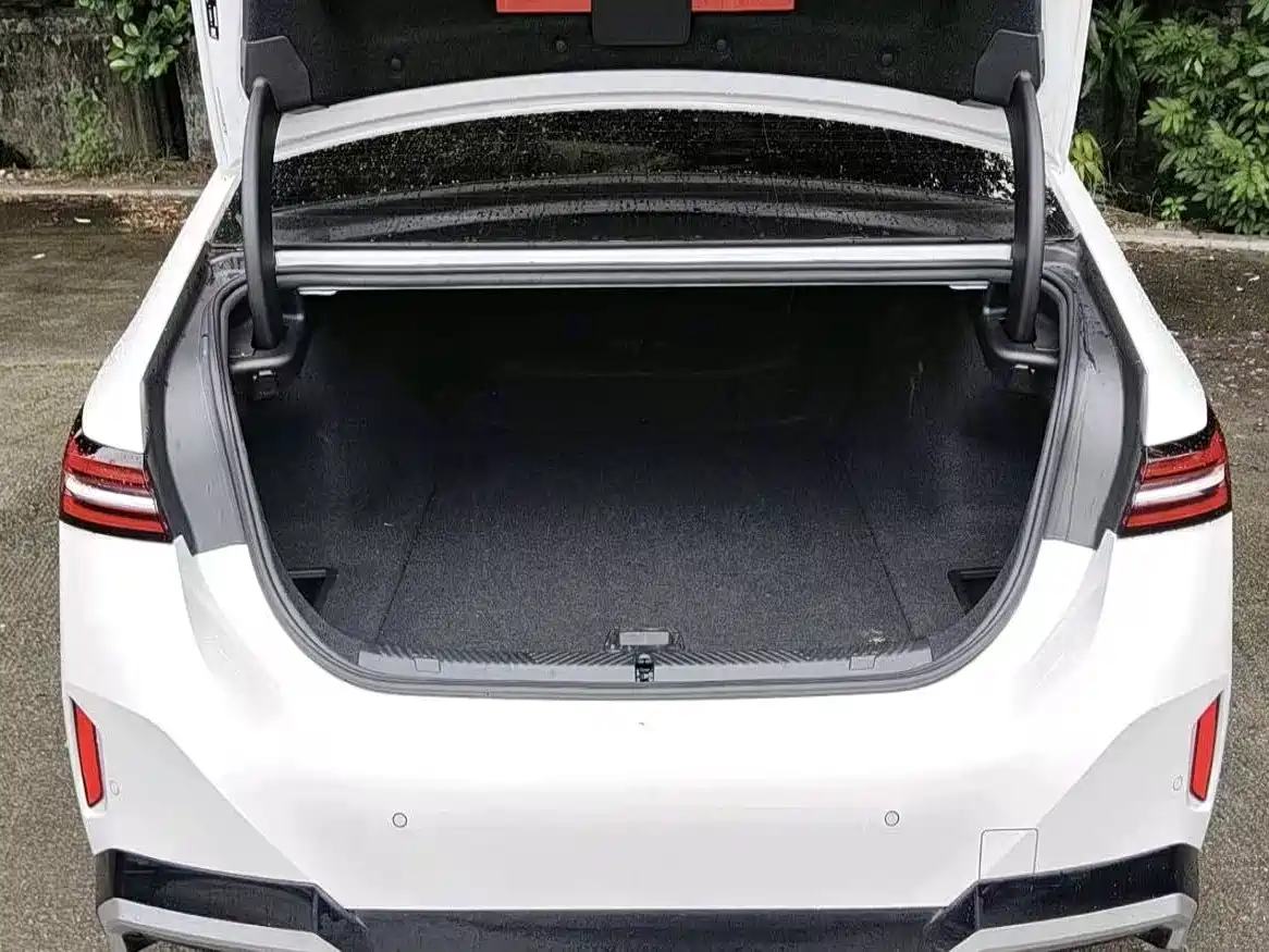 BMW i5 2024 2024 eDrive 35L Premium Model M Sport Package