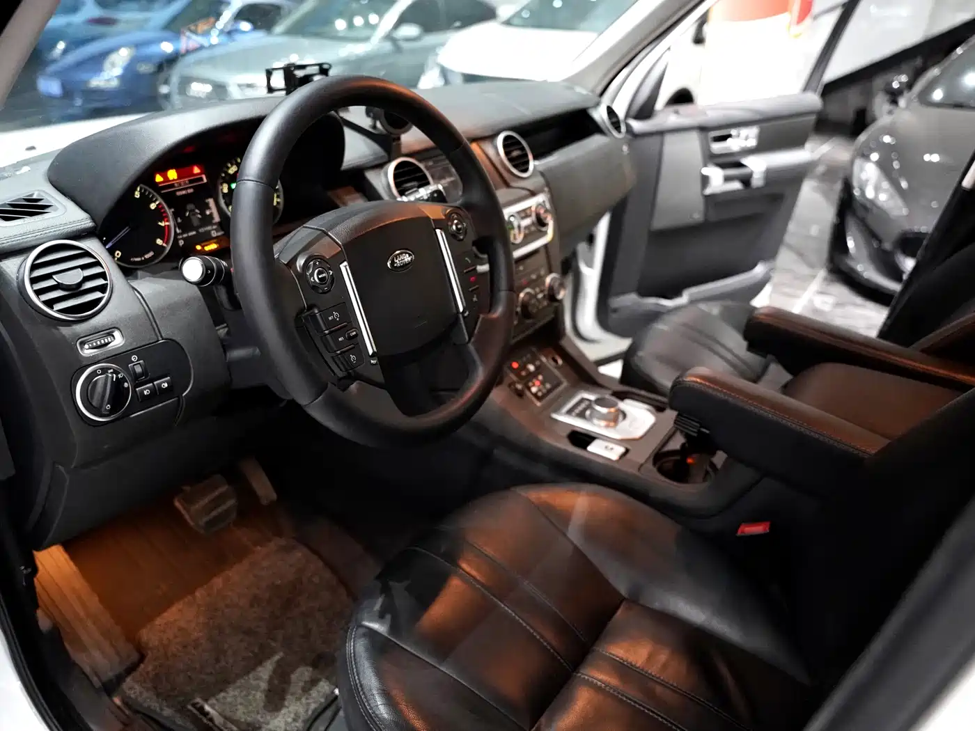 Land Rover Discovery 2015 3.0 SC V6 SE фото 12