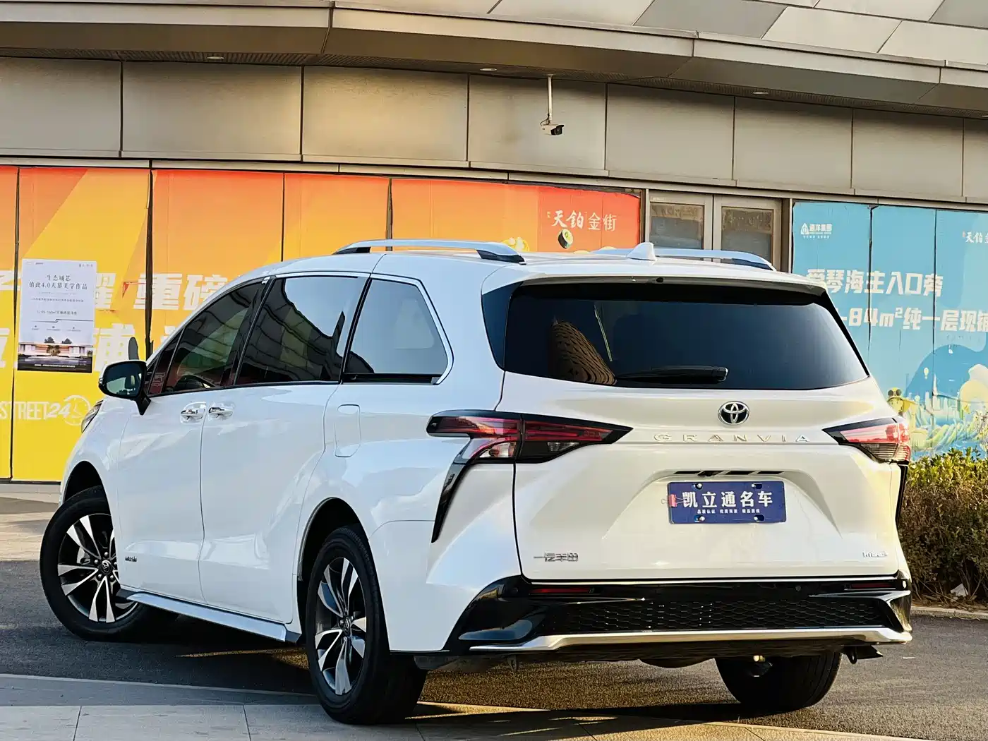 Toyota Granvia 2023 2.5L Hybrid Luxury Edition фото 4