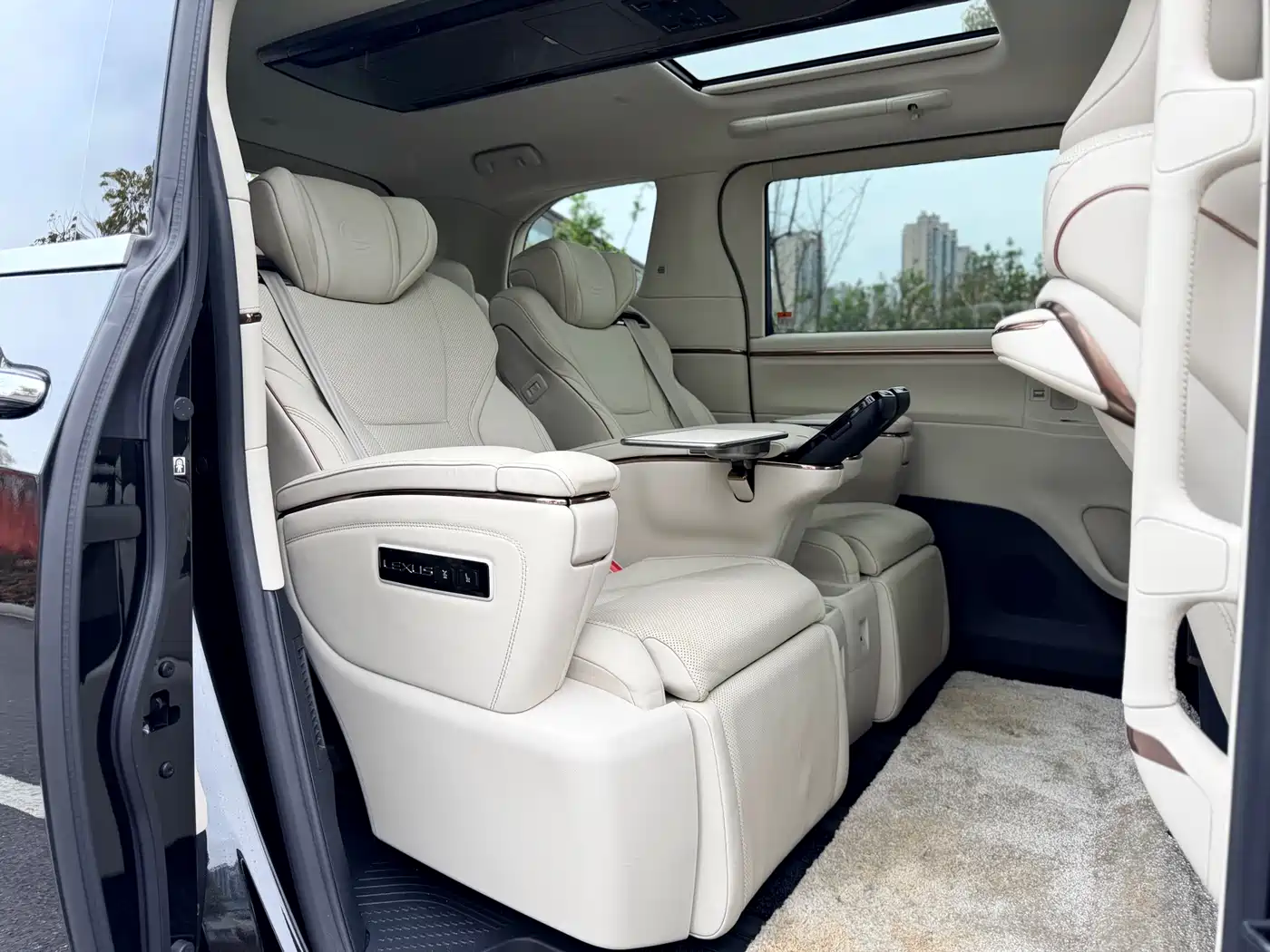 Lexus LM 2023 500h 6-Seater Prestige Edition фото 21