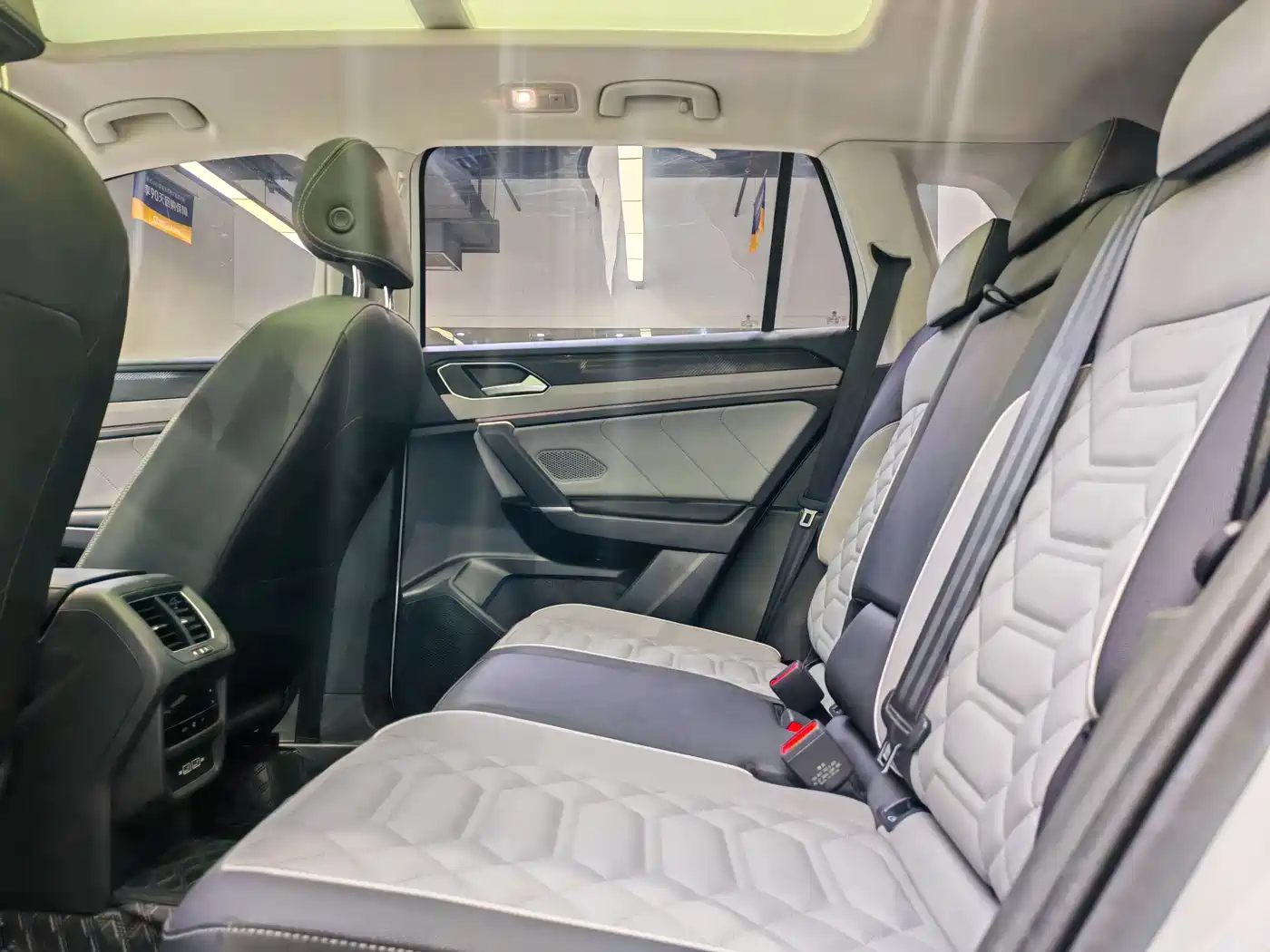 Volkswagen Tayron 2024 300TSI 2WD Luxury Plus Advanced фото 9