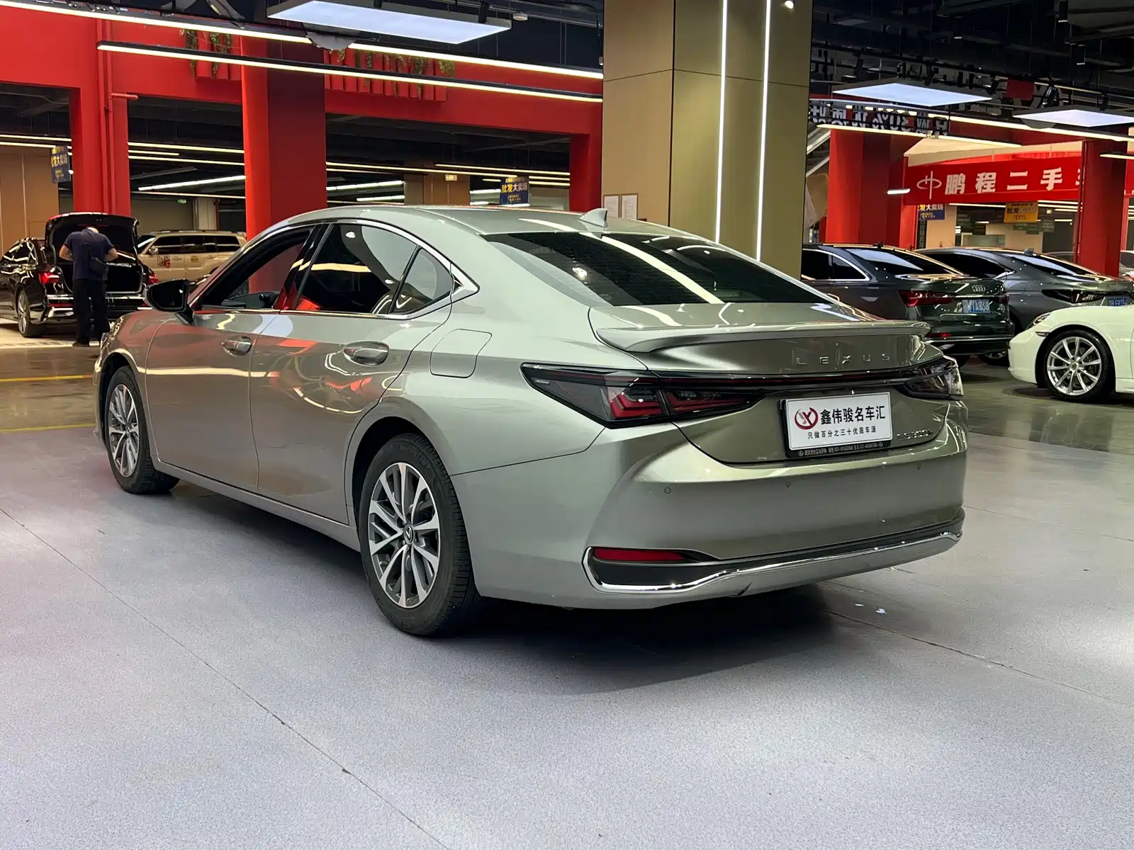 Фото 17 - Lexus ES