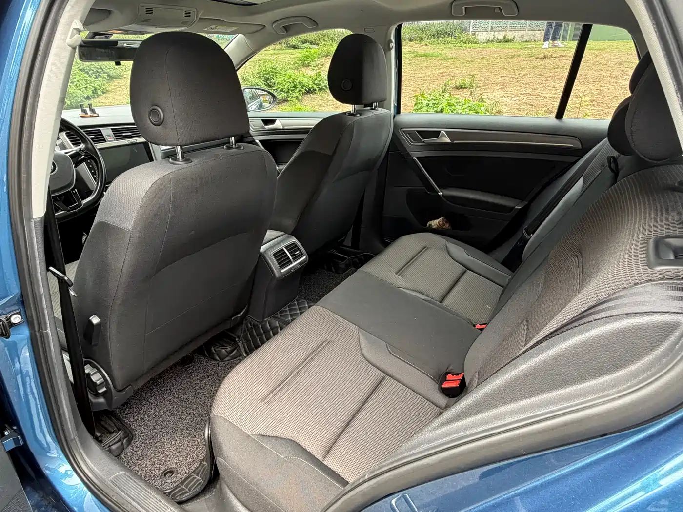Volkswagen Golf 2017 1.6L Auto Comfort Millionth Edition фото 7