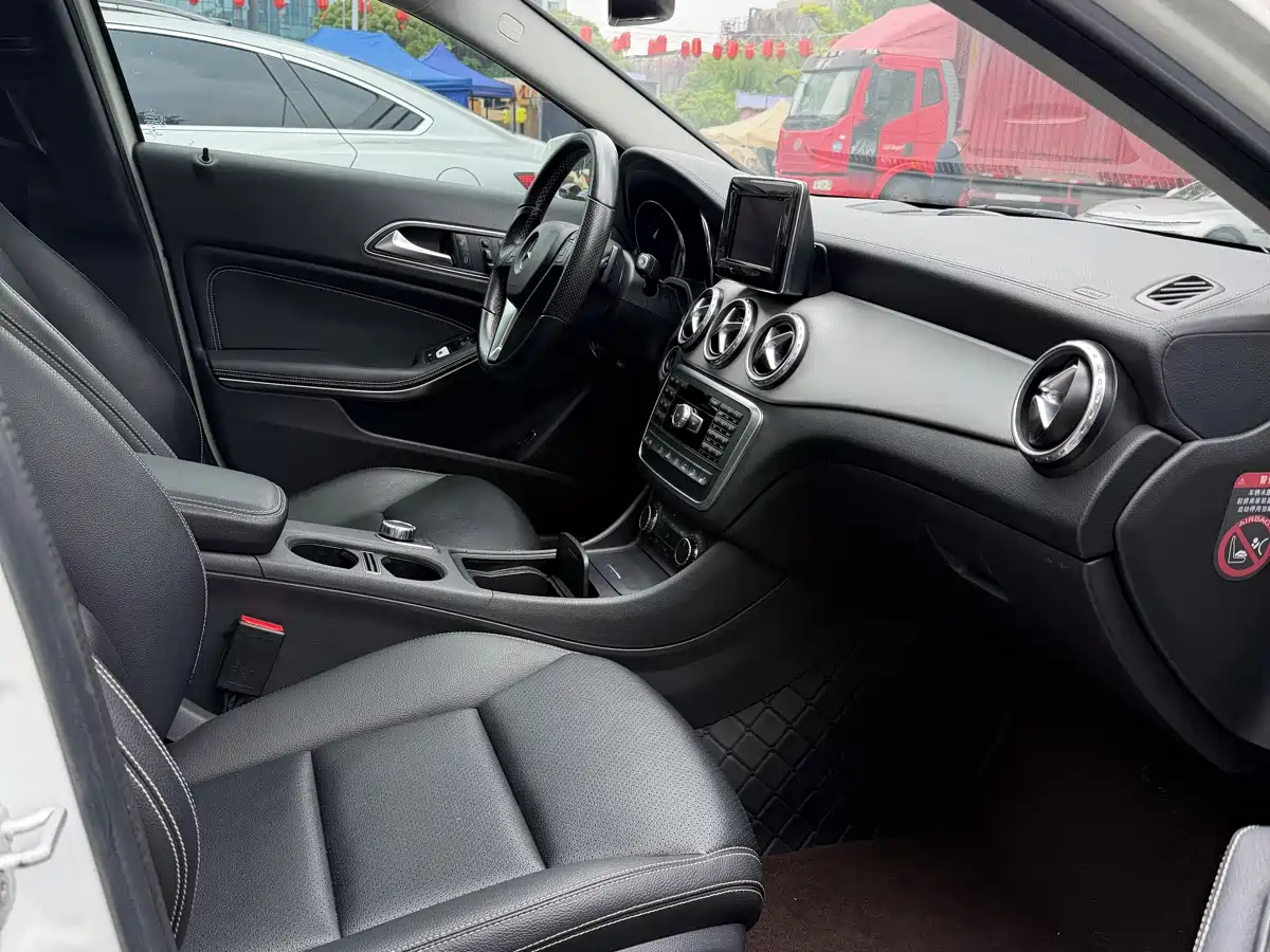 Mercedes-Benz GLA 2015 GLA 220 4MATIC Luxury фото 3