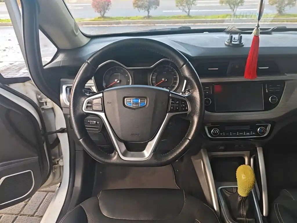 Фото 11 - Geely Vision X3