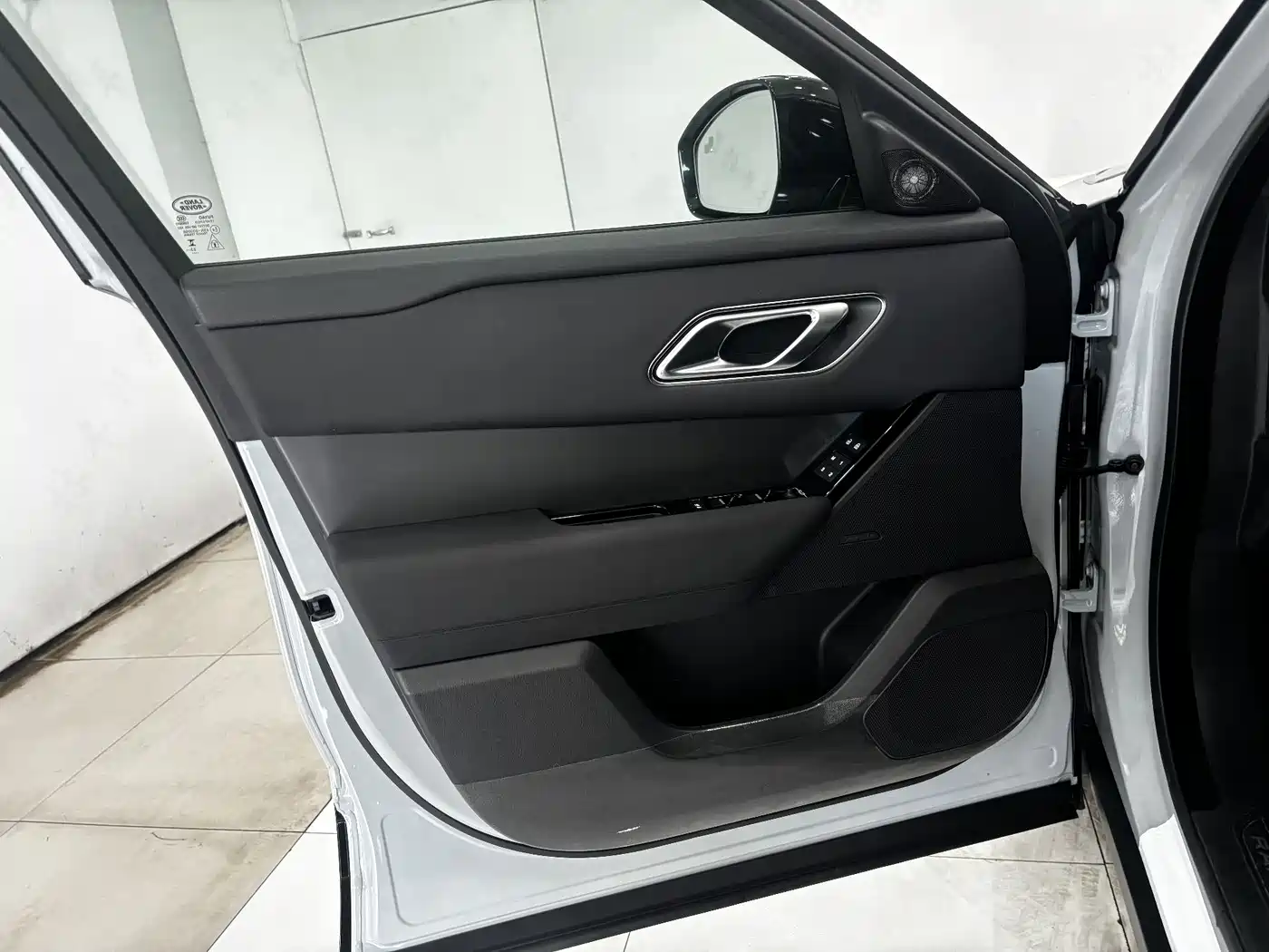Land Rover Range Rover Velar 2024 Dynamic SE фото 10