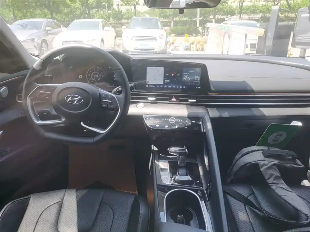 Hyundai Elantra 2022 1.5L CVT LUX Premium Edition фото 10