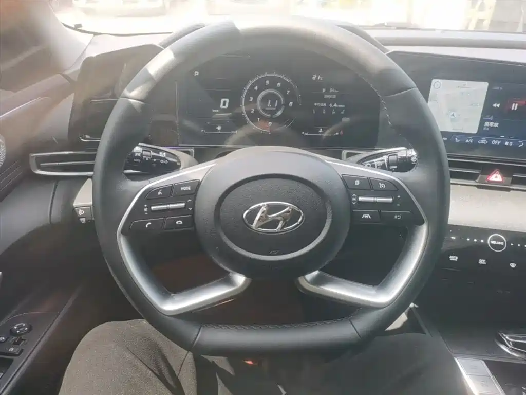 Hyundai Elantra 2022 1.5L CVT LUX Premium Edition фото 11