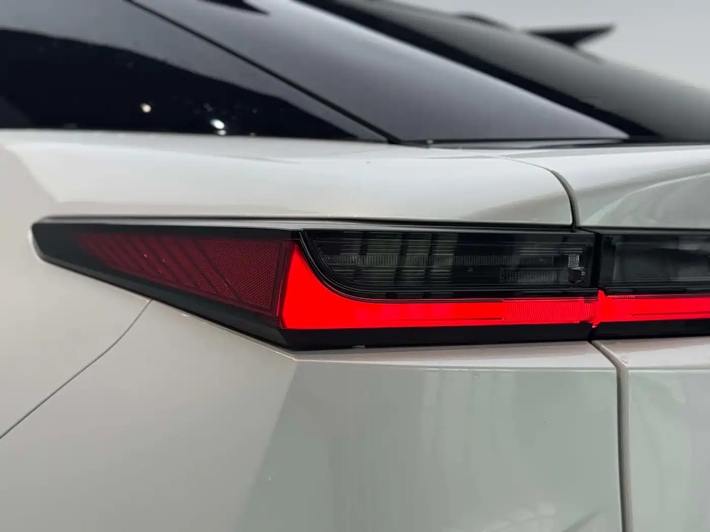 Lexus RZ 2023 450e 4WD Deluxe фото 17