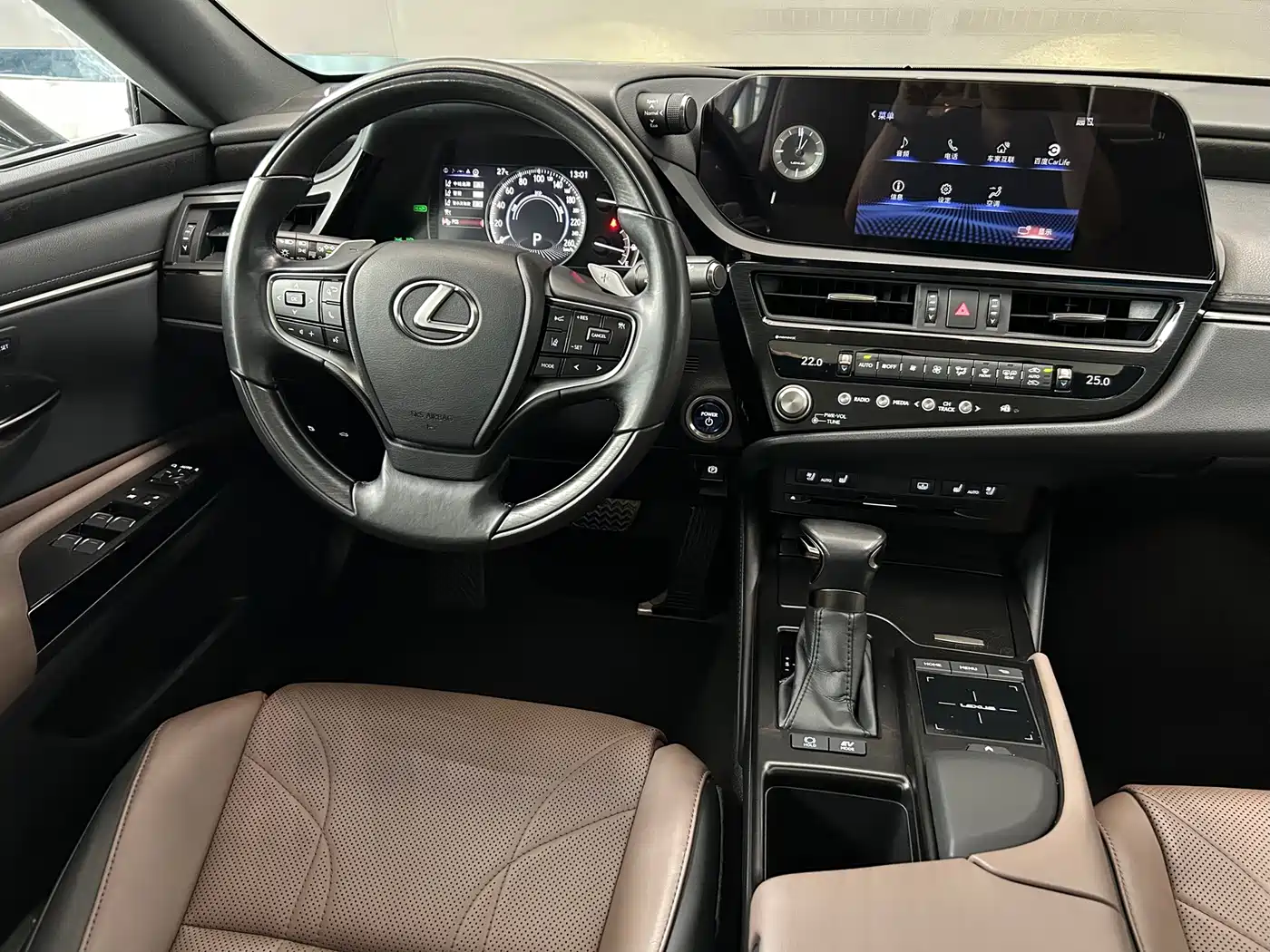 Фото 24 - Lexus ES