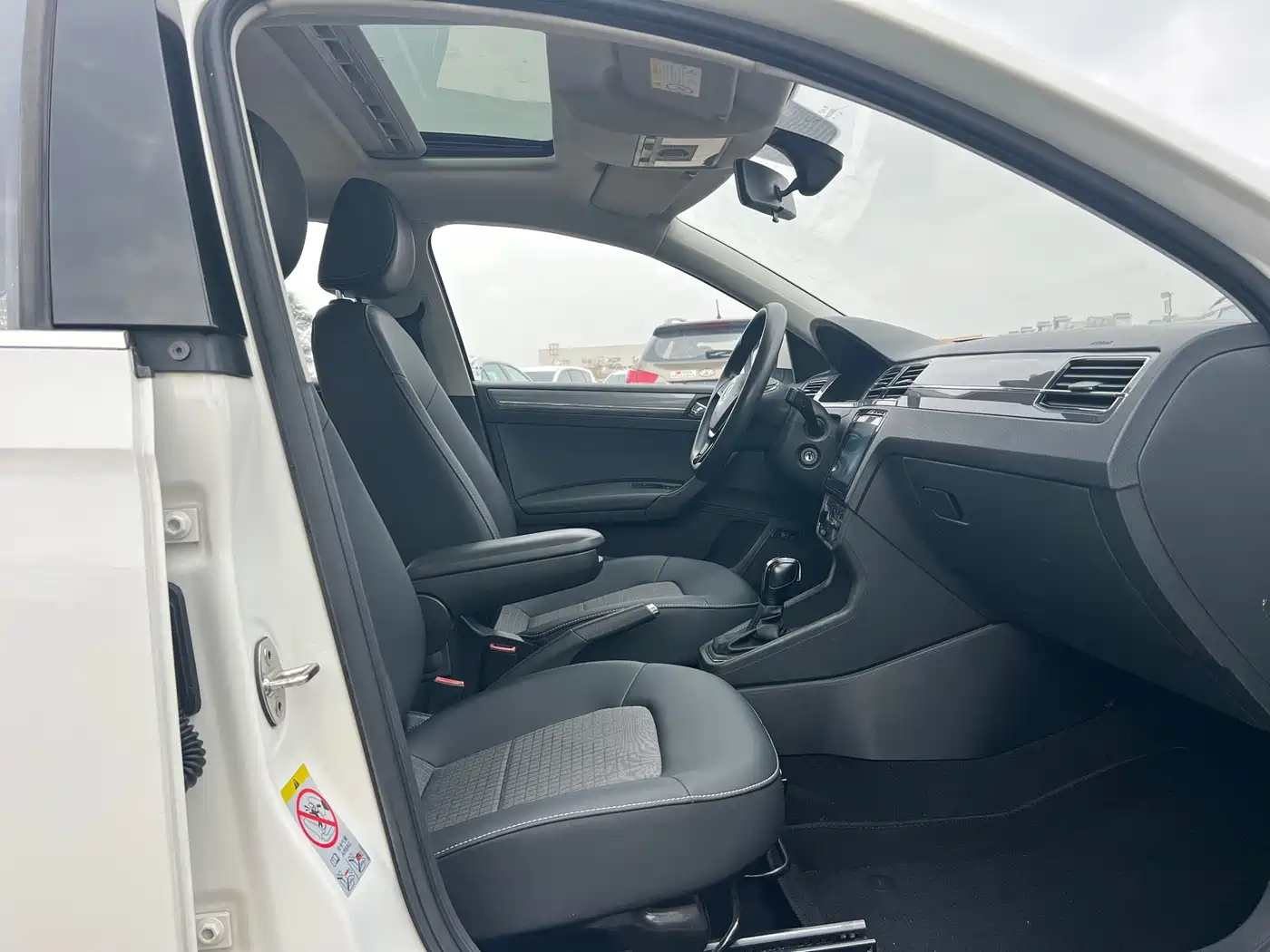 Volkswagen Santana 2016 1.6L Automatic Comfort Edition фото 8