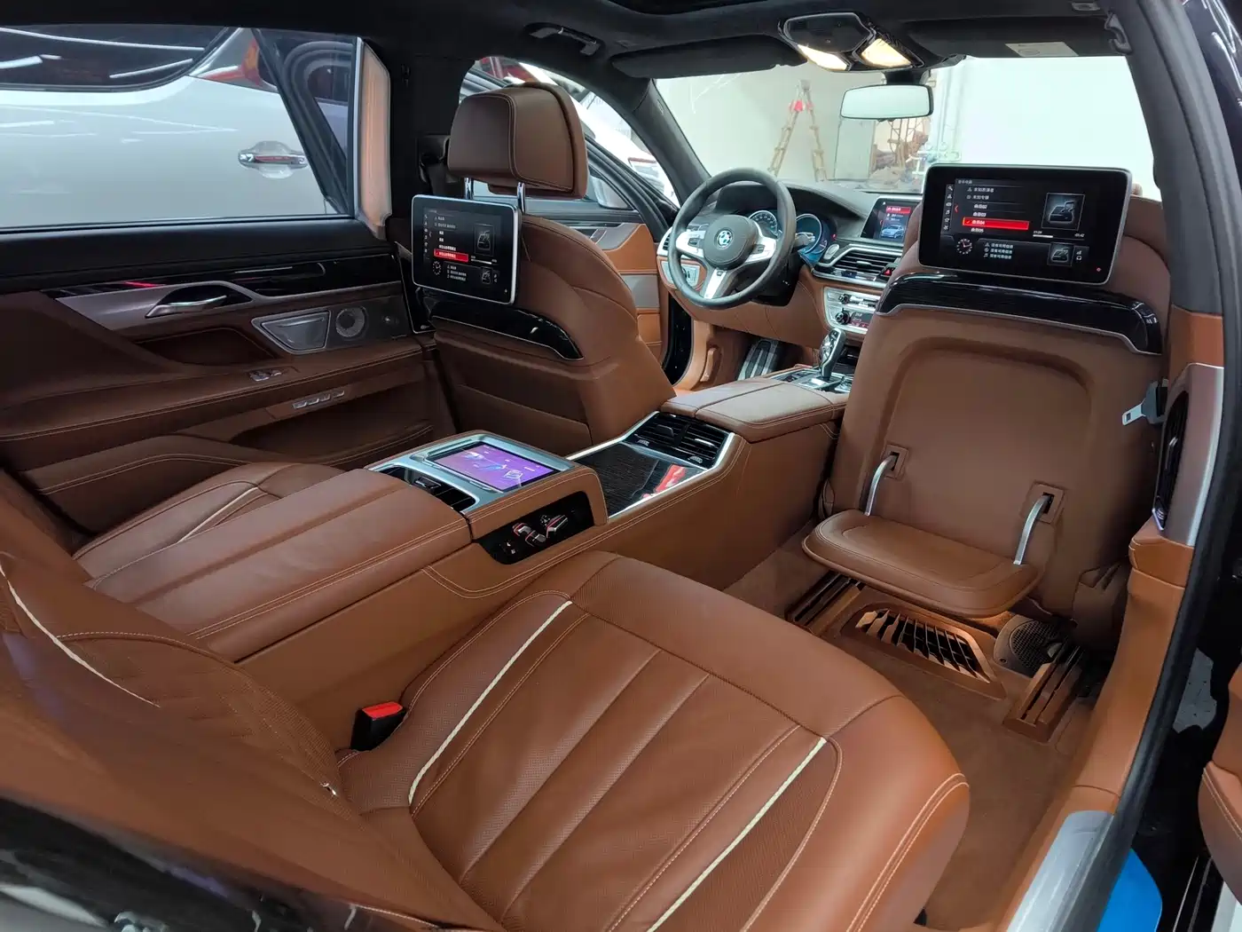 BMW 7 Series 2018 M760Li xDrive фото 19
