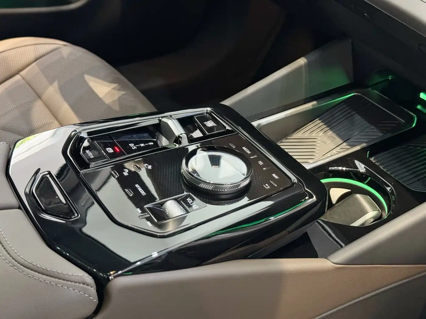 BMW 5 Series 2025 525Li M Sport Package фото 15