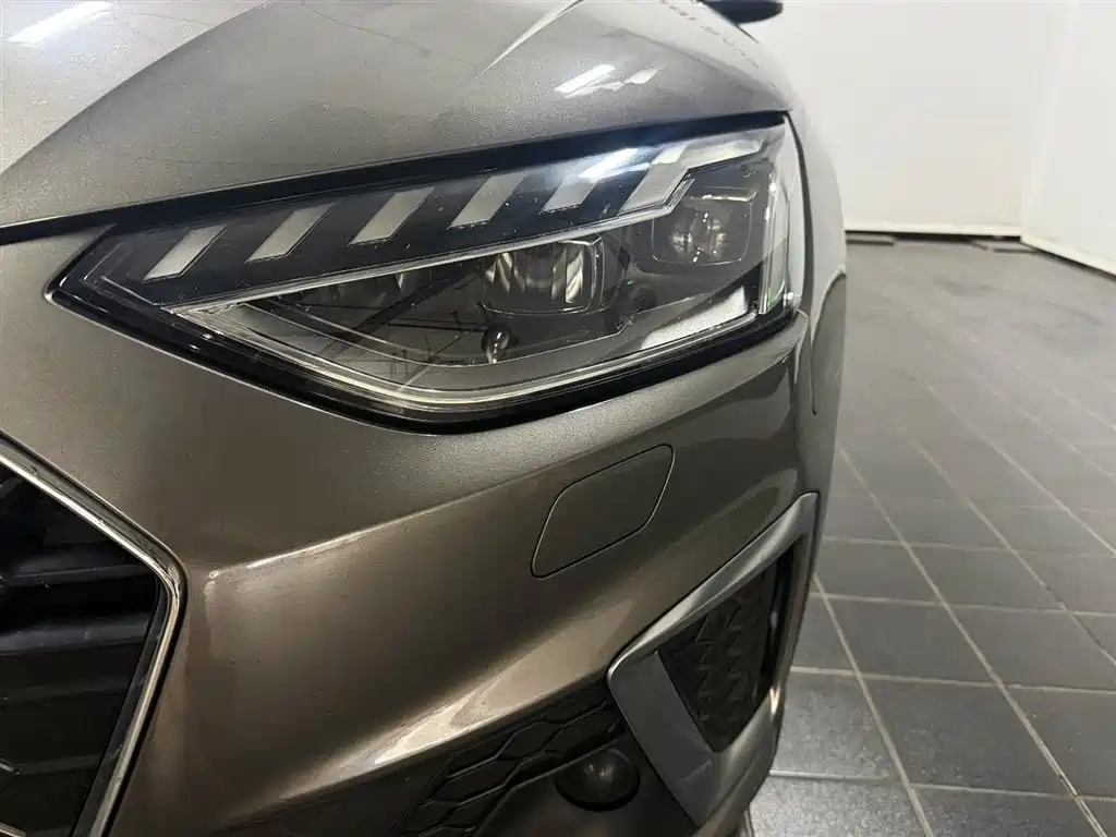 Фото 6 - Audi A4 (Import)