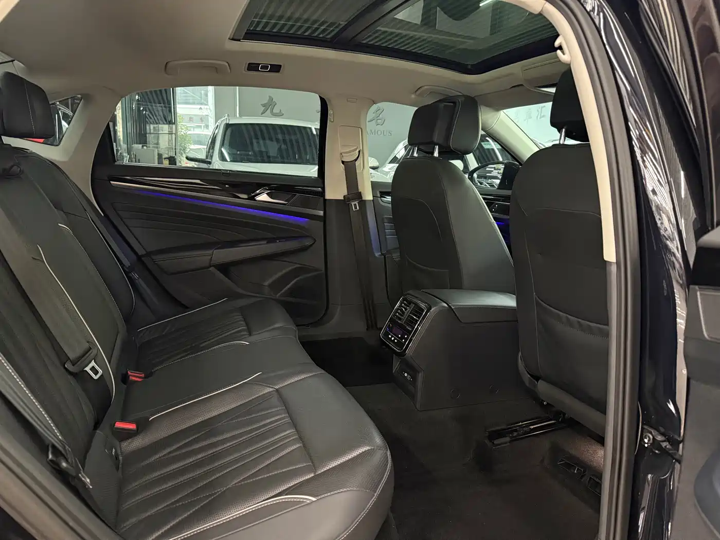 Volkswagen Passat 2023 330TSI Starlight Luxury Edition фото 9
