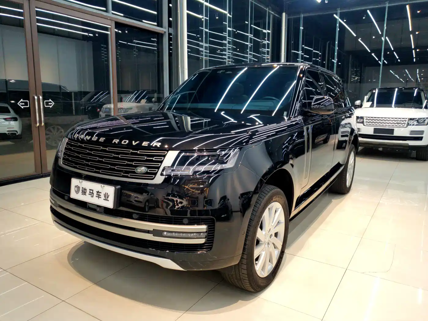 Land Rover Range Rover 2023 3.0 L6 400PS Golden Age 7-Seater Long Wheelbase фото 3