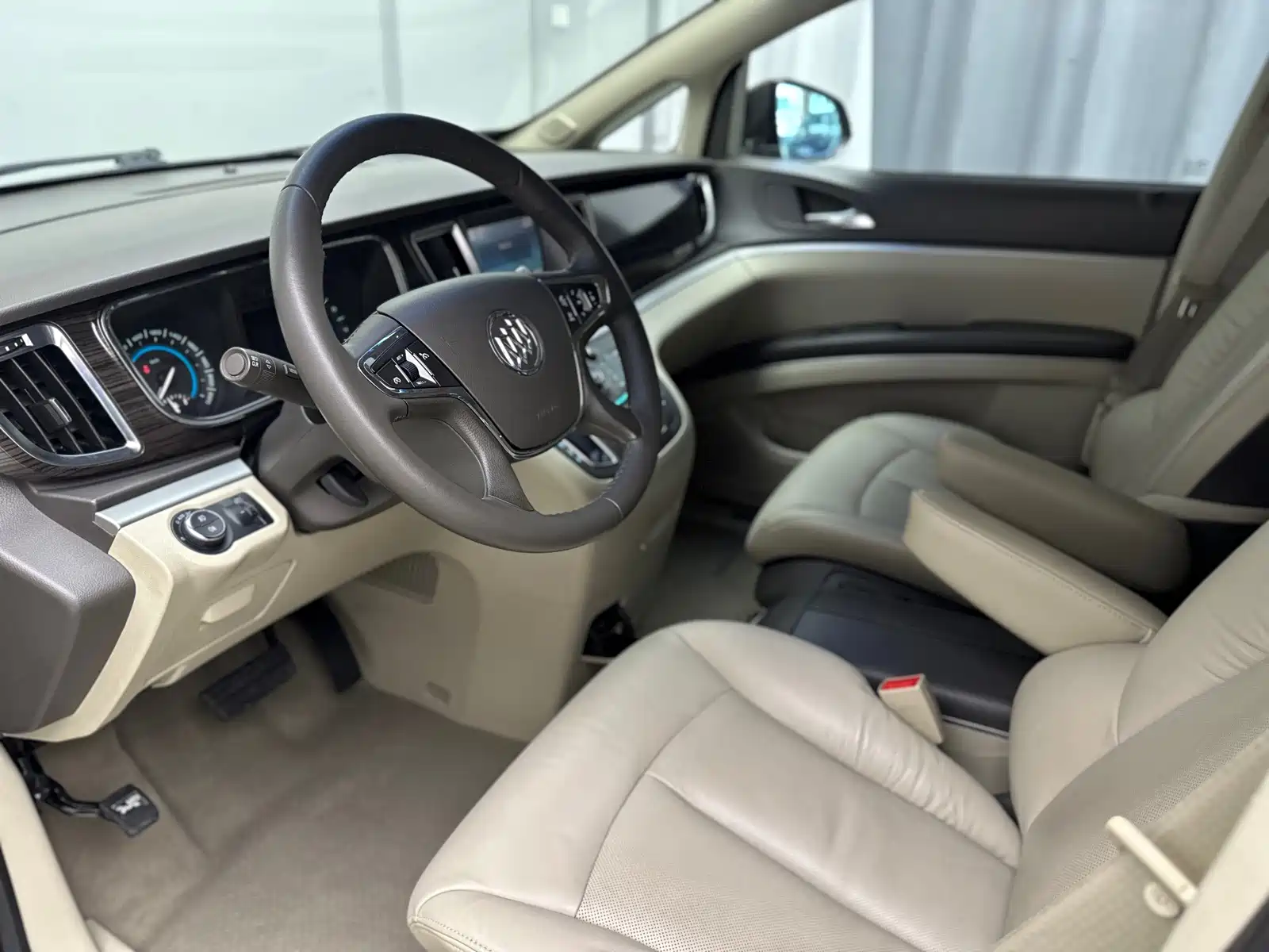Photo 16 - Buick GL8