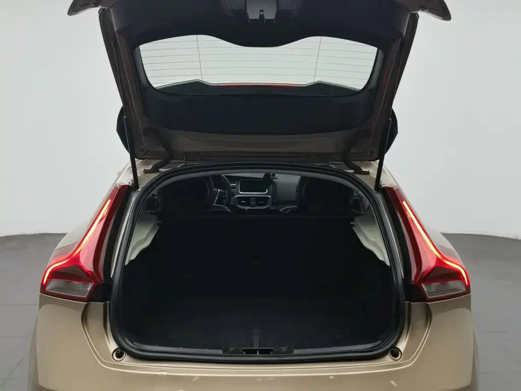 Фото 16 - Volvo V40