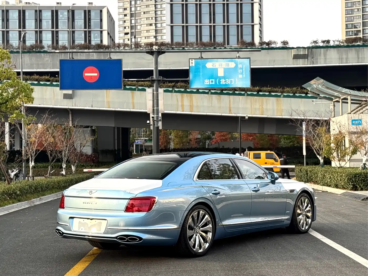 Bentley Flying Spur 2024 4.0T V8 Elegance Edition фото 8