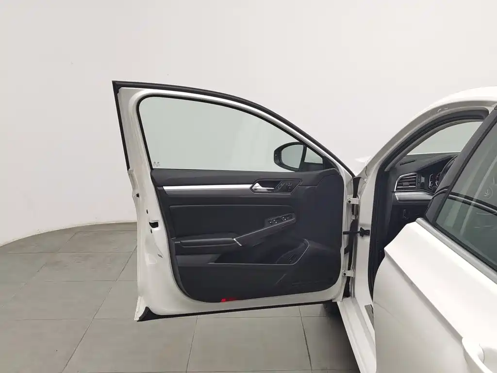 صورة 8 - Volkswagen Lamando