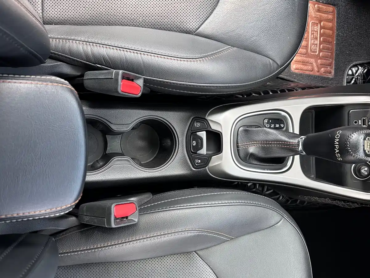 Фото 13 - Jeep Compass