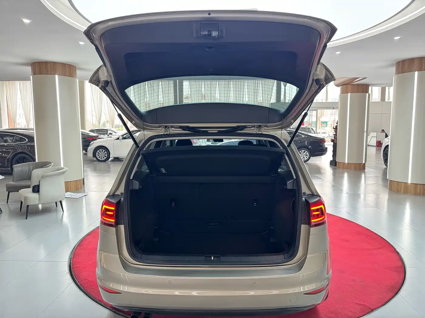 Volkswagen Golf Sportsvan 2016 230TSI Automatic Progressive фото 10