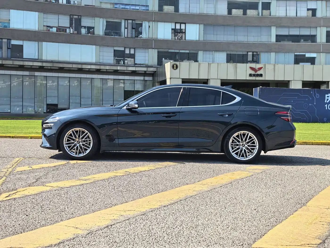 Genesis G70 2022 2021 2.0T RWD Luxury Edition