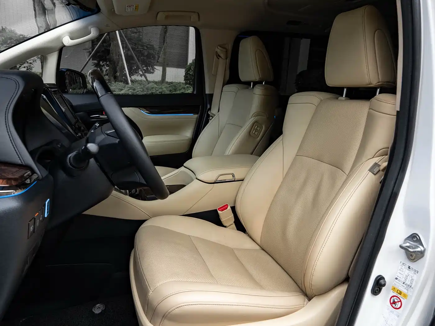 Toyota Alphard 2019 Hybrid 2.5L Luxury фото 4