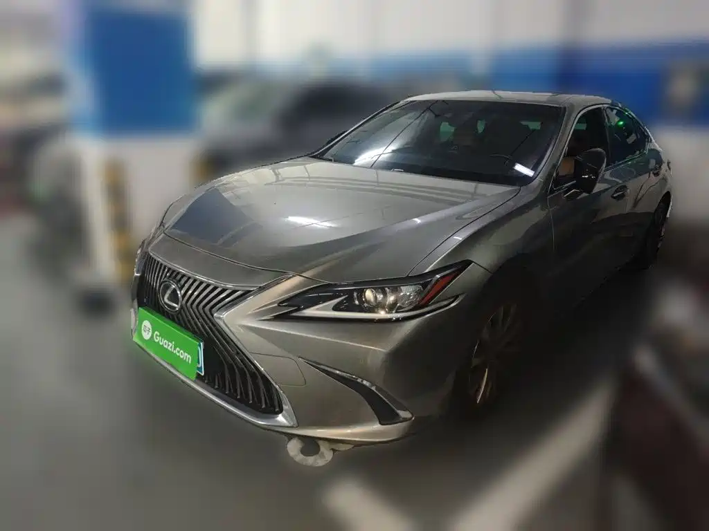 Фото 1 - Lexus ES