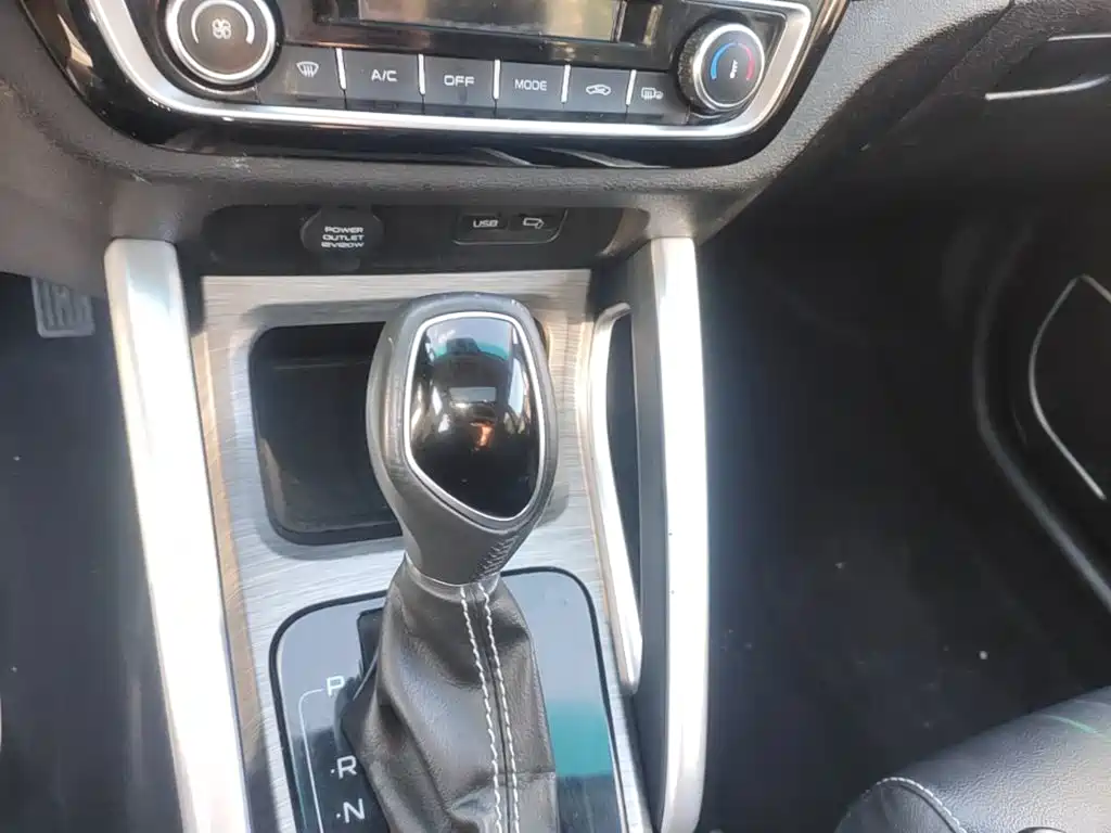 Фото 14 - Geely Vision X3