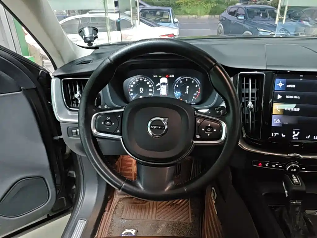 Фото 11 - Volvo XC60