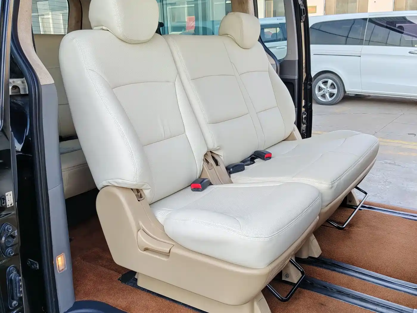 Hyundai H-1 Grand Starex 2011 2.4L Luxury Edition фото 5