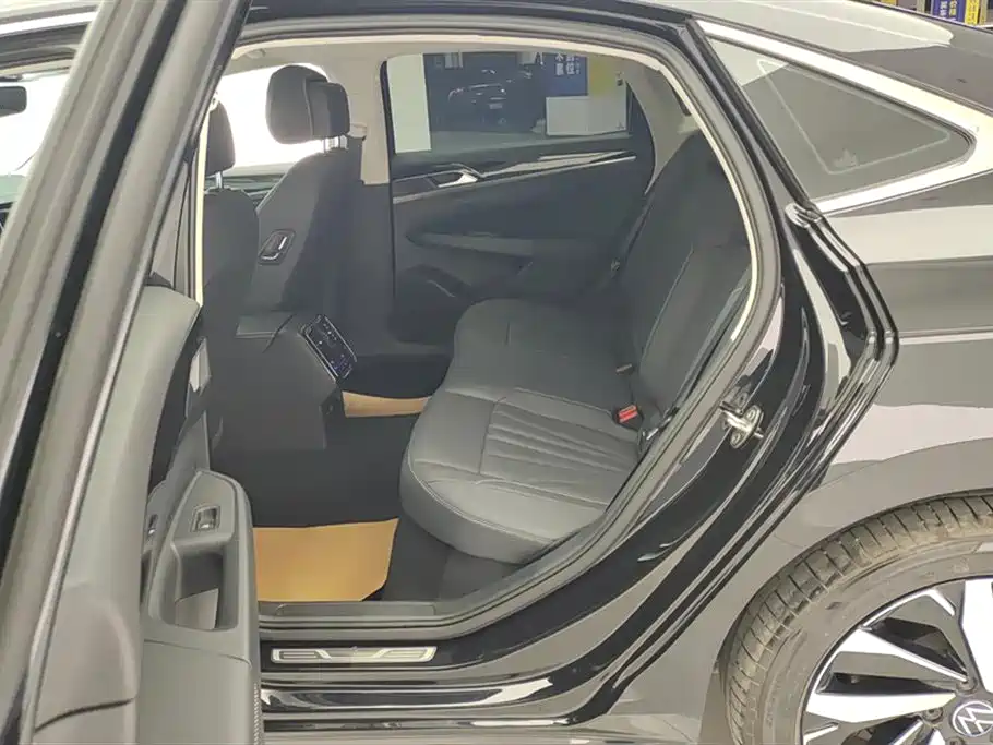Volkswagen Passat 2025 Outstanding 330TSI Elite Edition фото 11