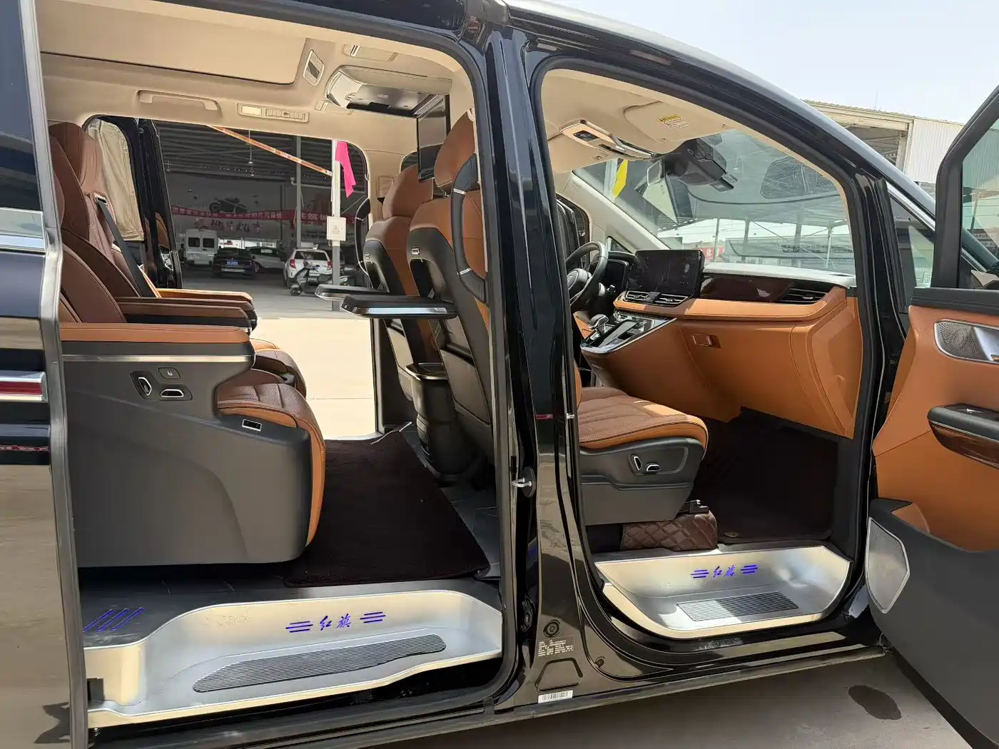 Hongqi HQ9 2023 2.0T Smart Connect Flag Enjoy Edition фото 6
