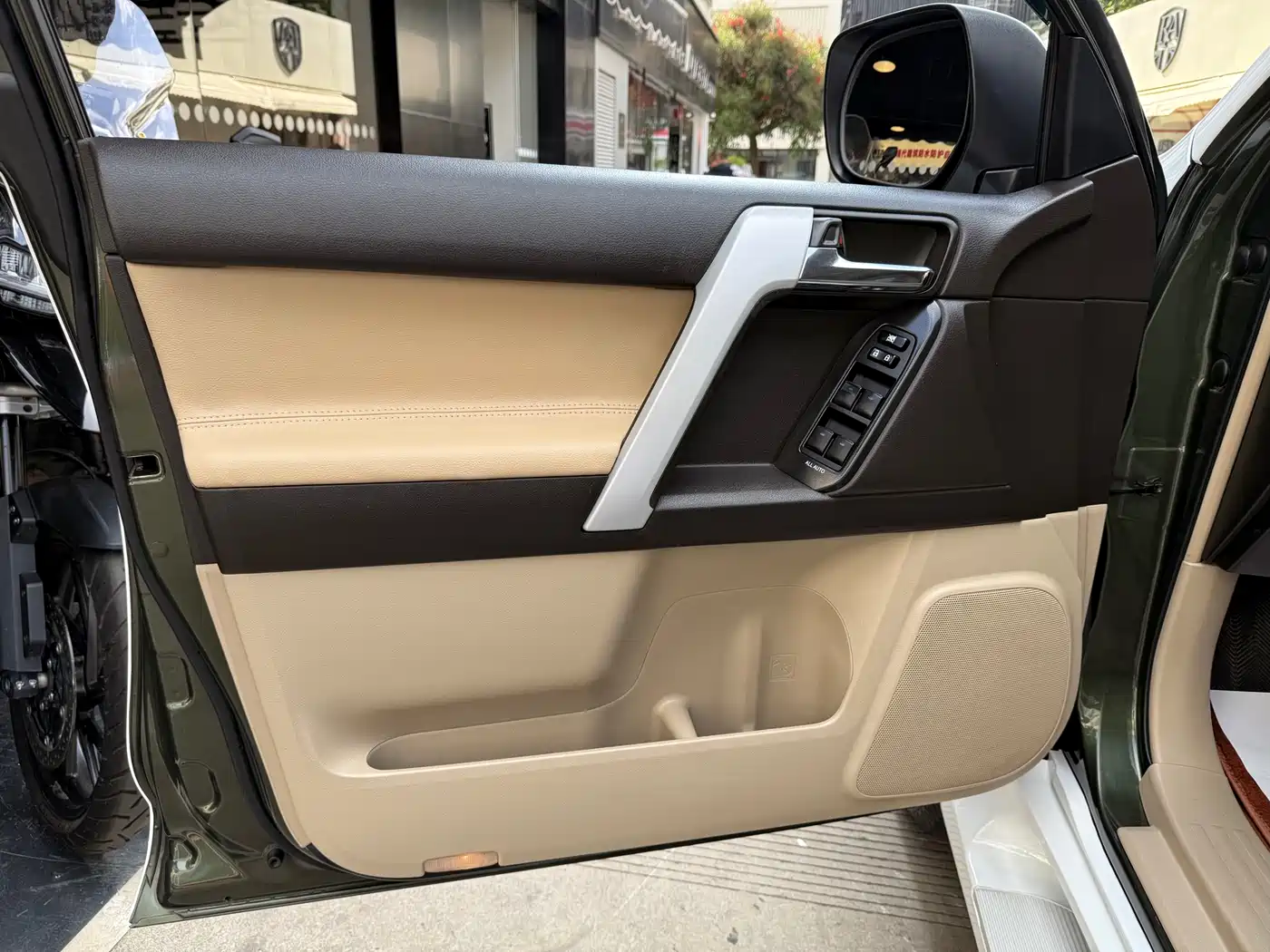 Toyota Prado 2010 4.0L Automatic TX фото 9
