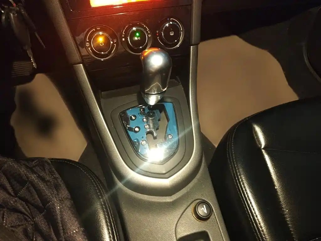 Peugeot 408 2013 2.0L Automatic Comfort Edition фото 7