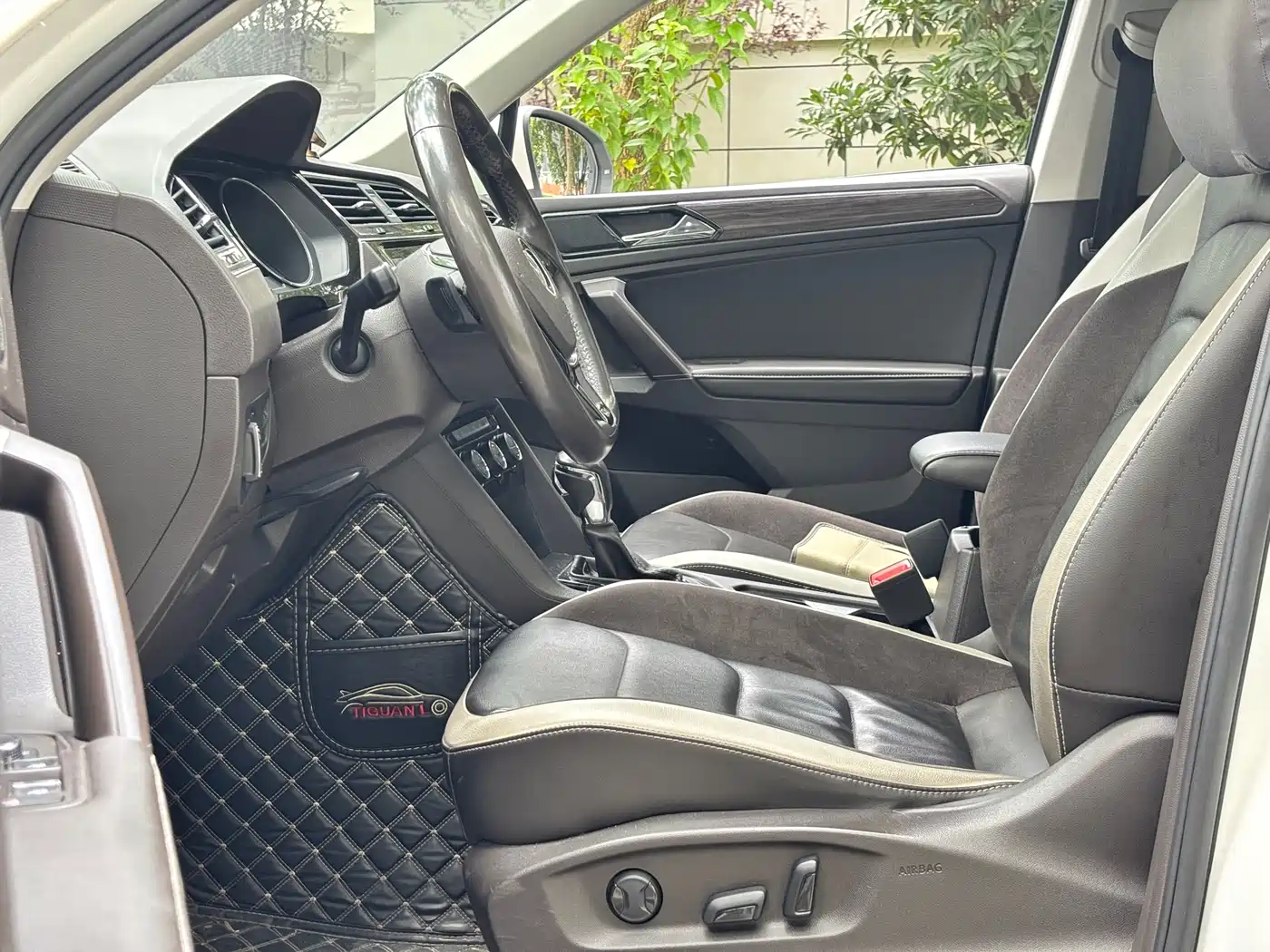Photo 8 - Volkswagen Tiguan L