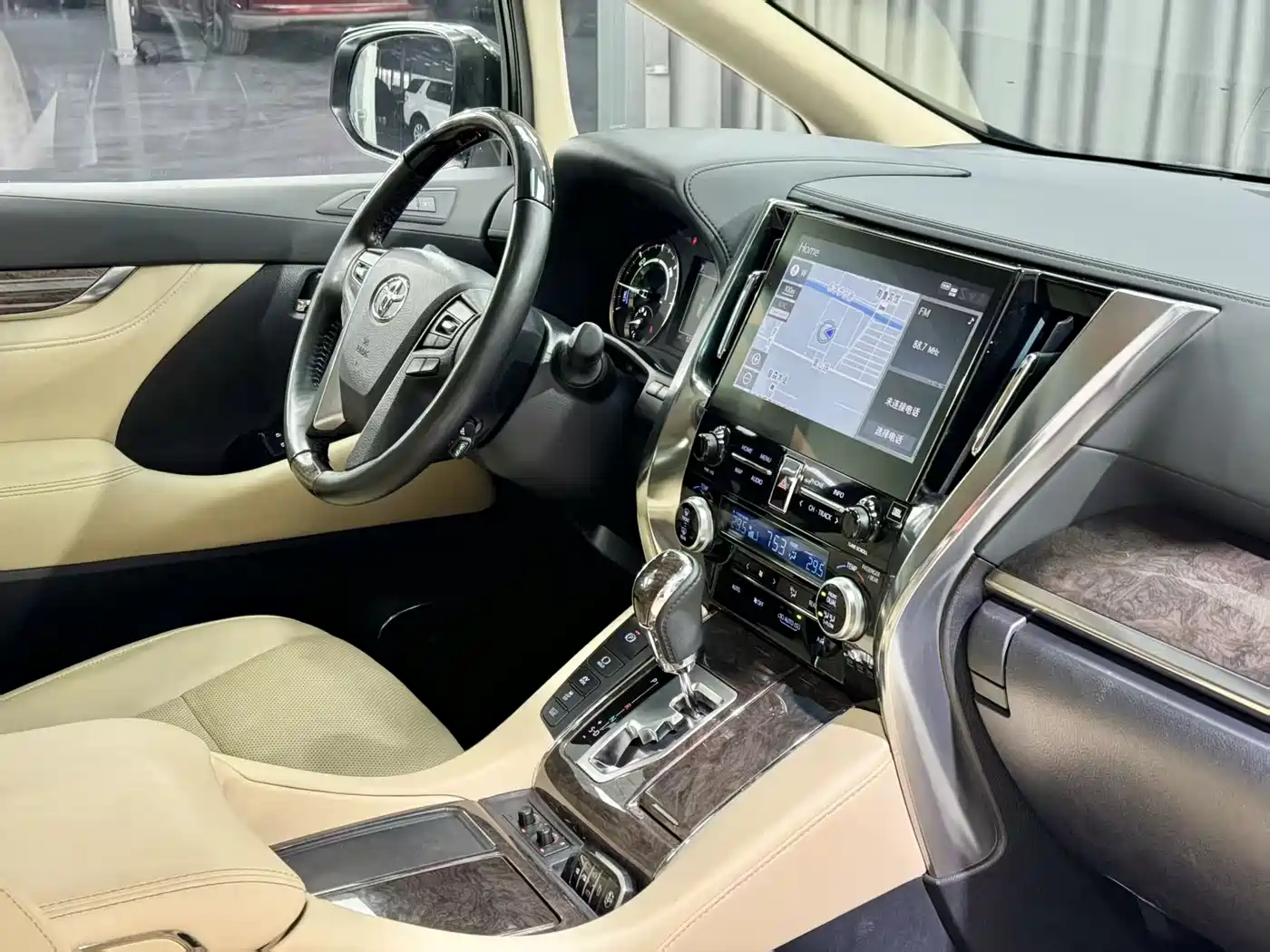 Toyota Alphard 2020 Hybrid 2.5L Premium Edition фото 7