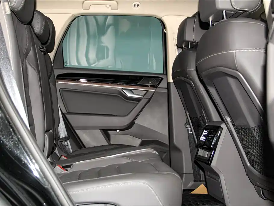Volkswagen Touareg 2023 3.0TSI R-Line Classic Sports Package фото 24