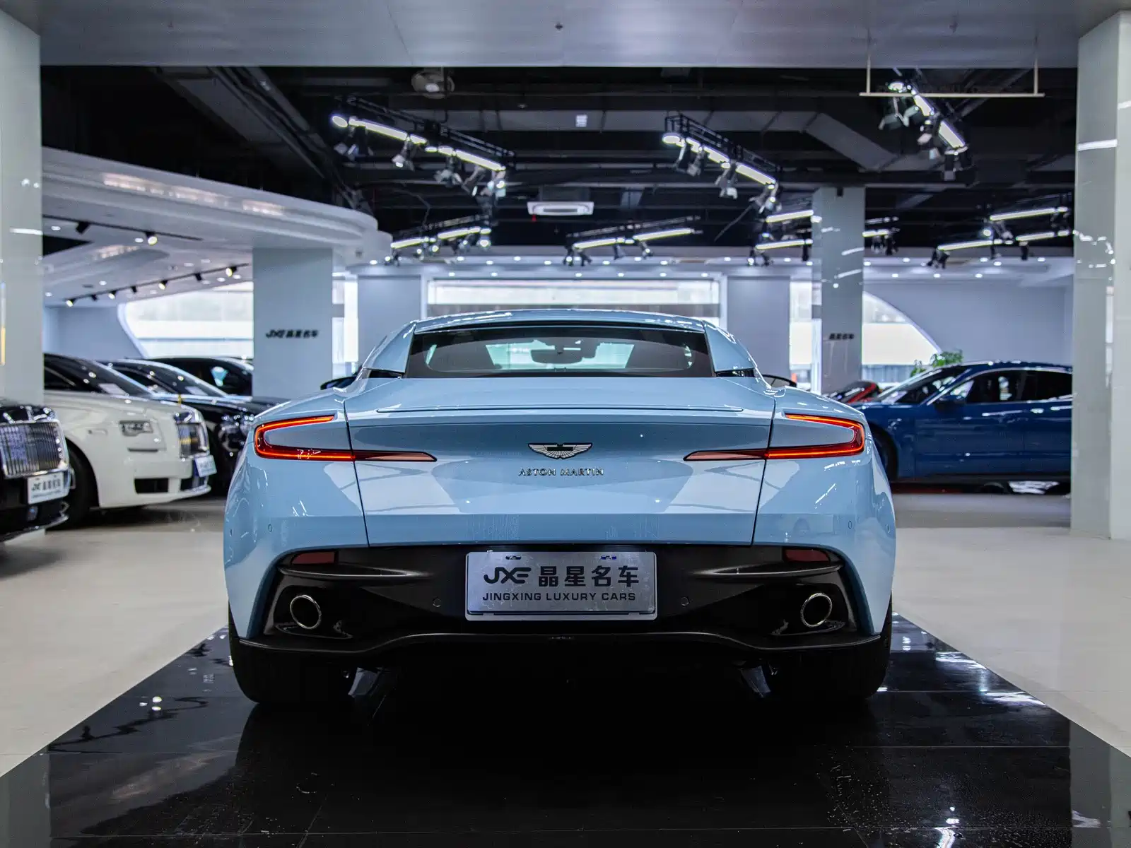 Фото 13 - Aston Martin DB11