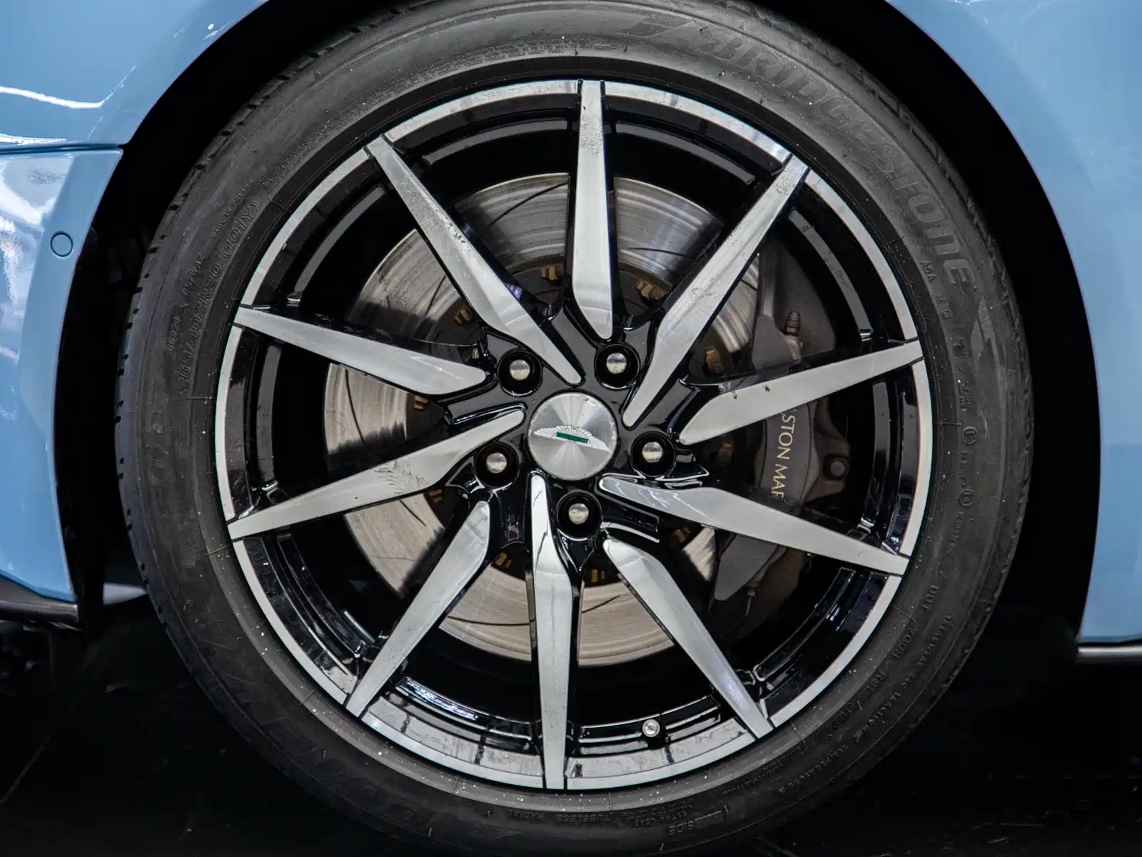 Фото 15 - Aston Martin DB11