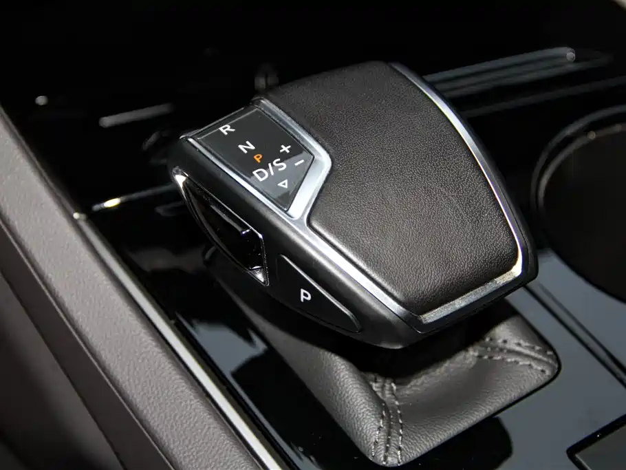Volkswagen Touareg 2023 3.0TSI R-Line Classic Sports Package фото 22