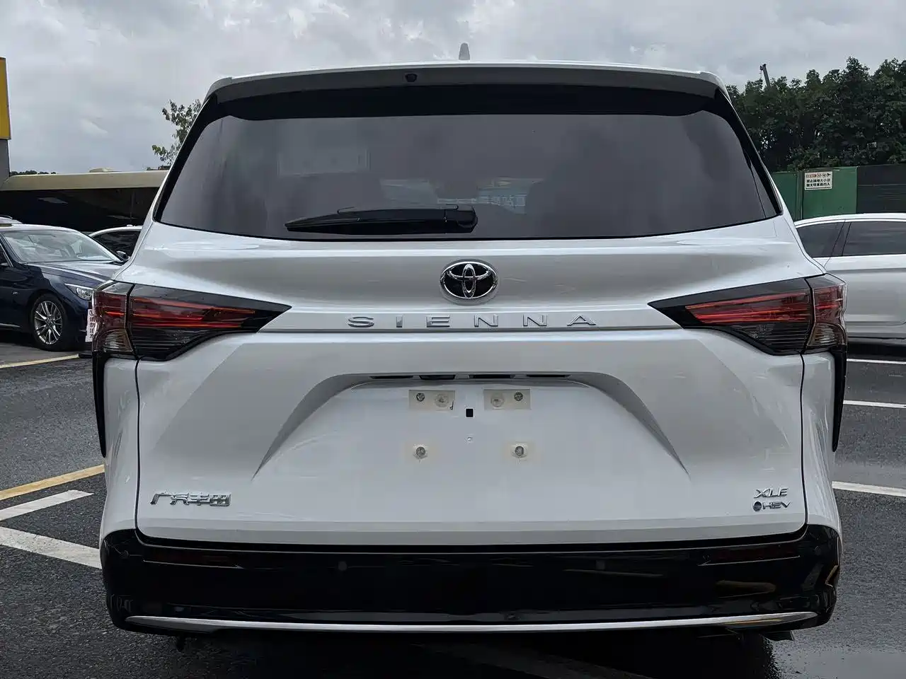 Toyota Sienna 2026 2.5L Hybrid FWD Luxury Edition фото 8