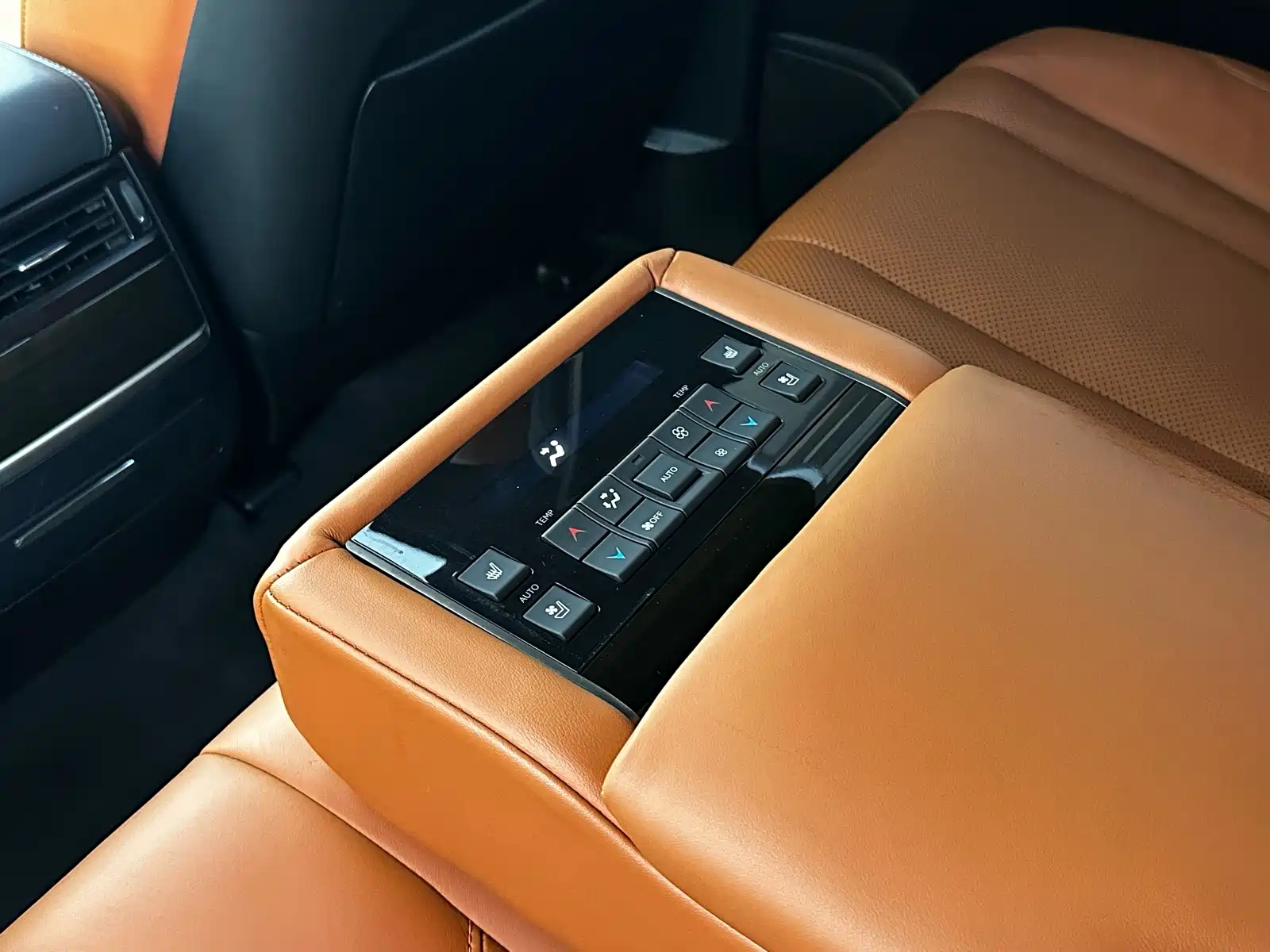 Фото 21 - Lexus LX