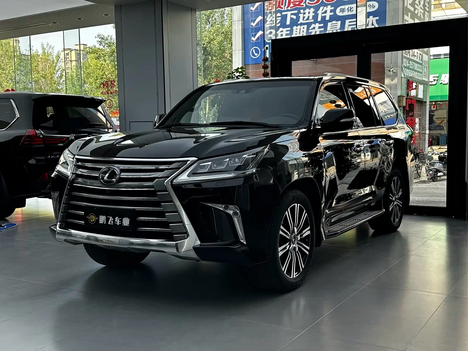 Фото 1 - Lexus LX