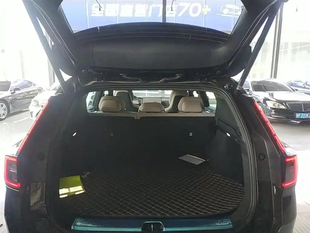 VOLVO XC70 PLUG-IN HYBRID