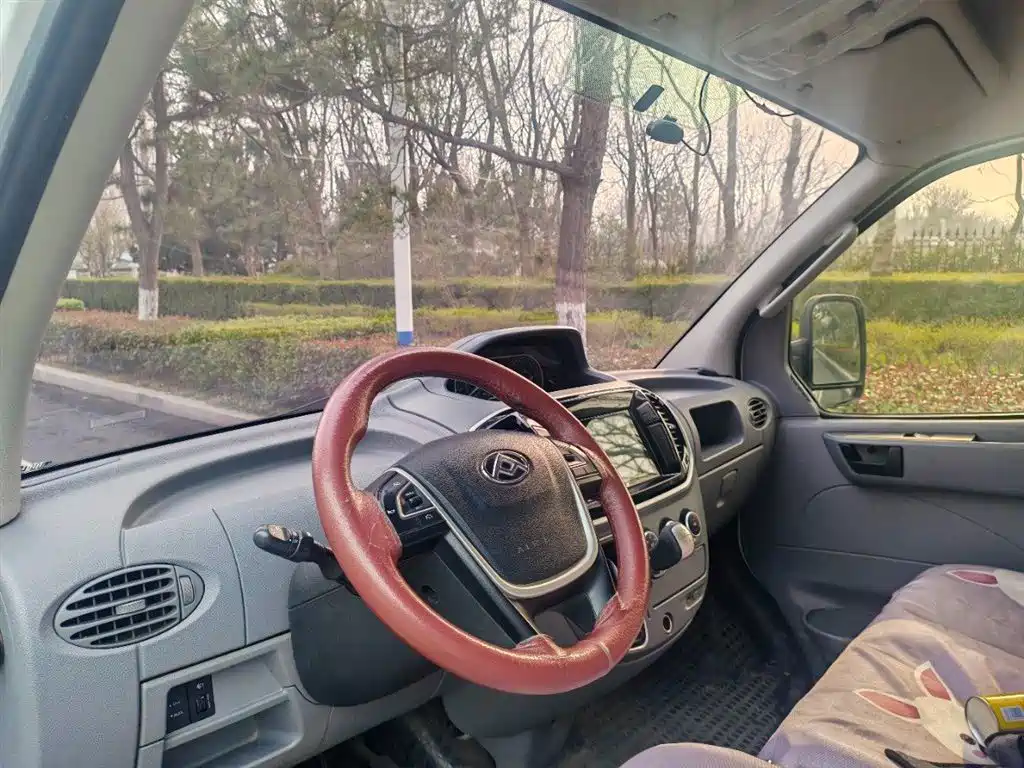 SAIC Maxus Xintu V80 2020 2.5T Manual Classic City Delivery King Short Wheelbase Medium Roof 2/3-seater фото 9