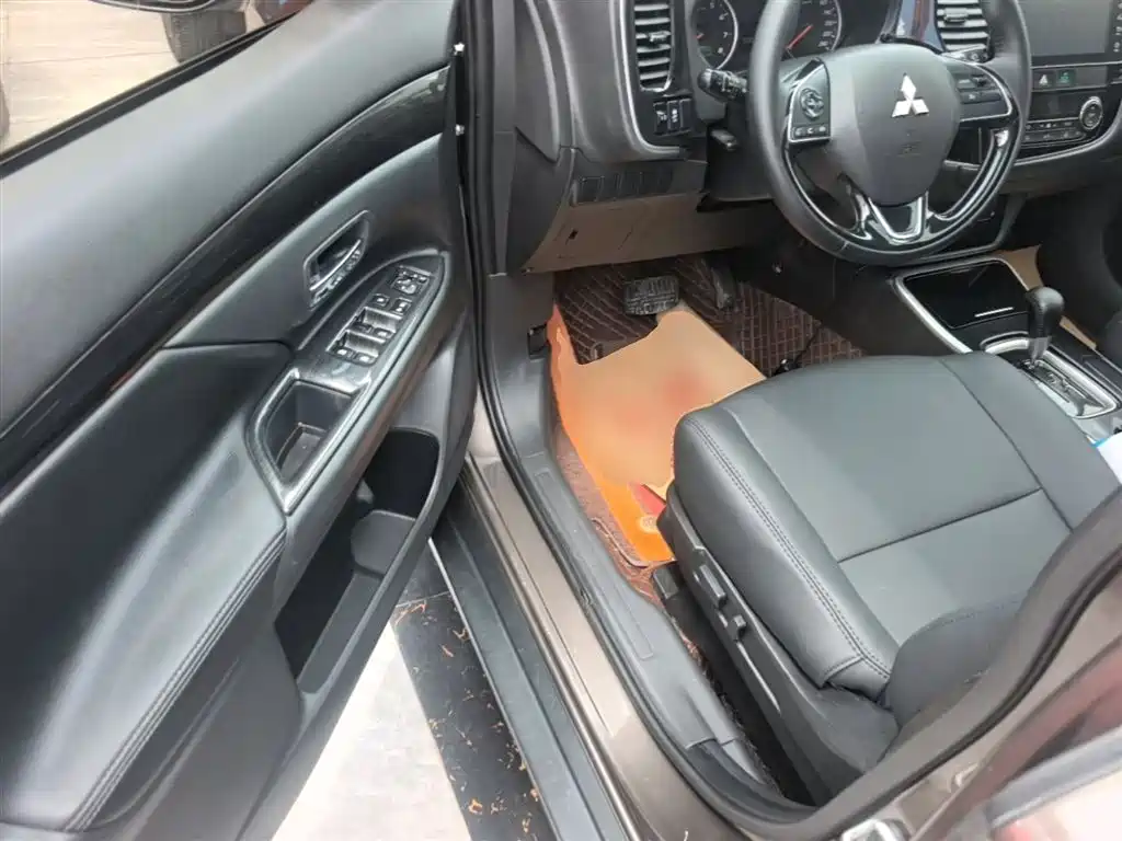 Mitsubishi Outlander 2018 2.0L 2WD Glory Edition 5-seater фото 16