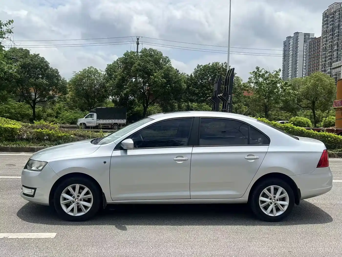 Škoda Rapid 2013 1.6L Manual Smart Selection фото 4